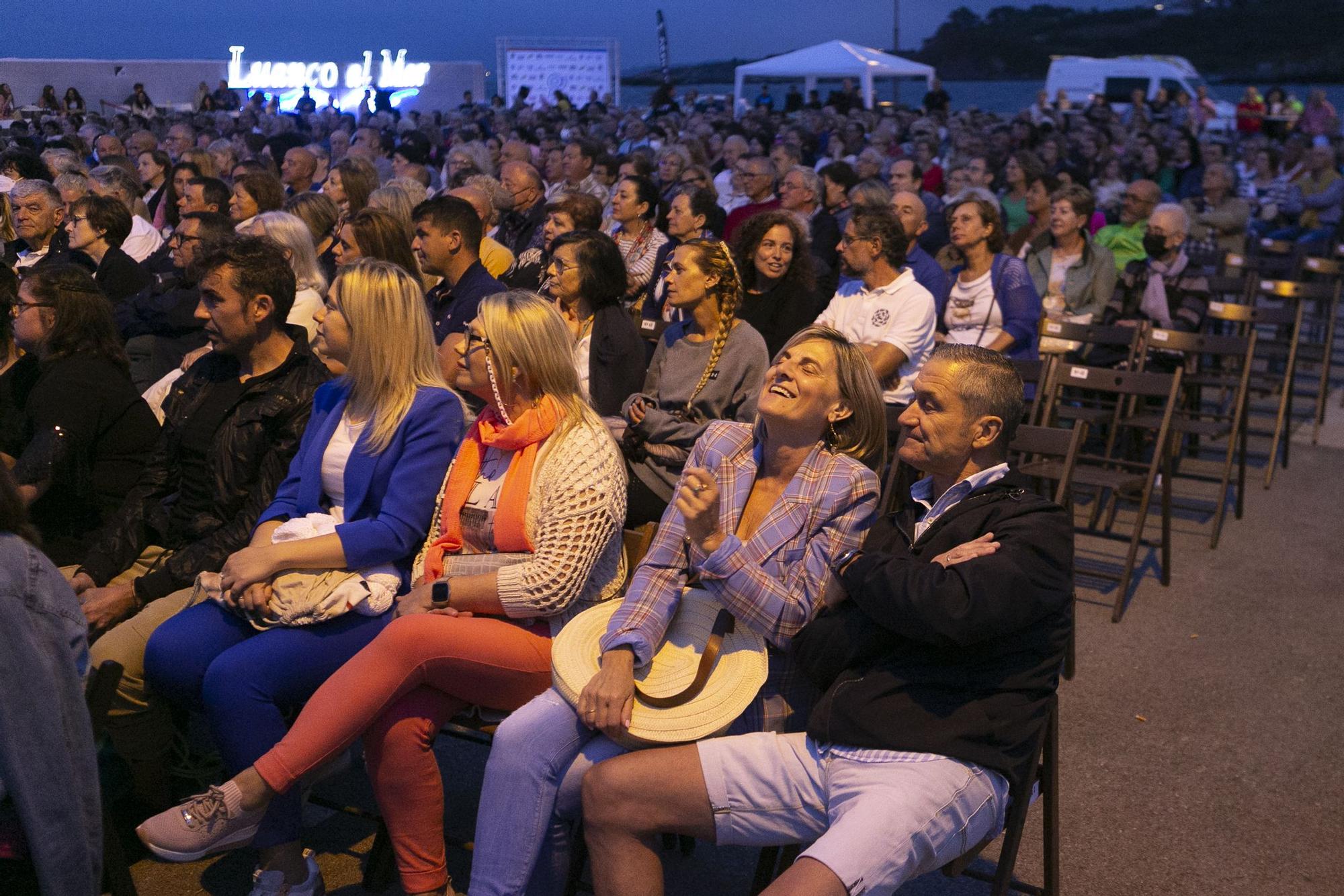 Así fue el concierto de Nando Agüeros, sus "amigos asturianos" y Rosa López en Luanco