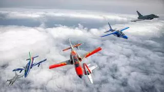 Los cazas de la Patrulla Águila hacen sus últimas acrobacias ante el Rey en su vuelo de despedida