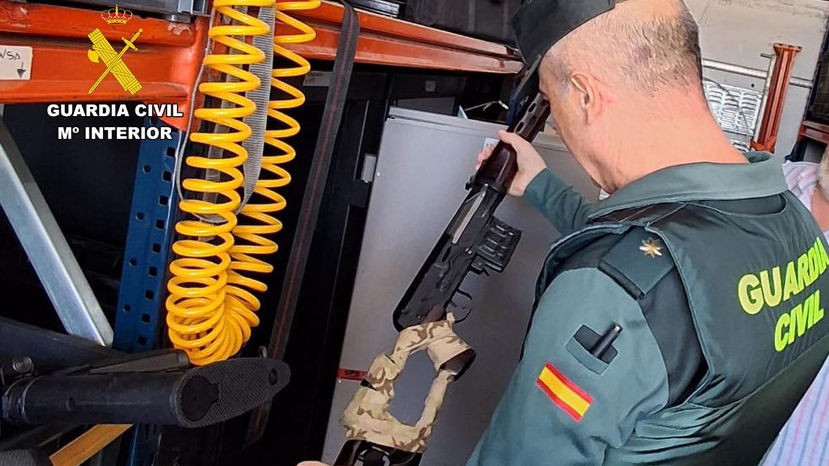La Guardia Civil inspecciona las armas de fuego usadas en el rodaje de la película 'F.A.S.T.' en Murcia.
