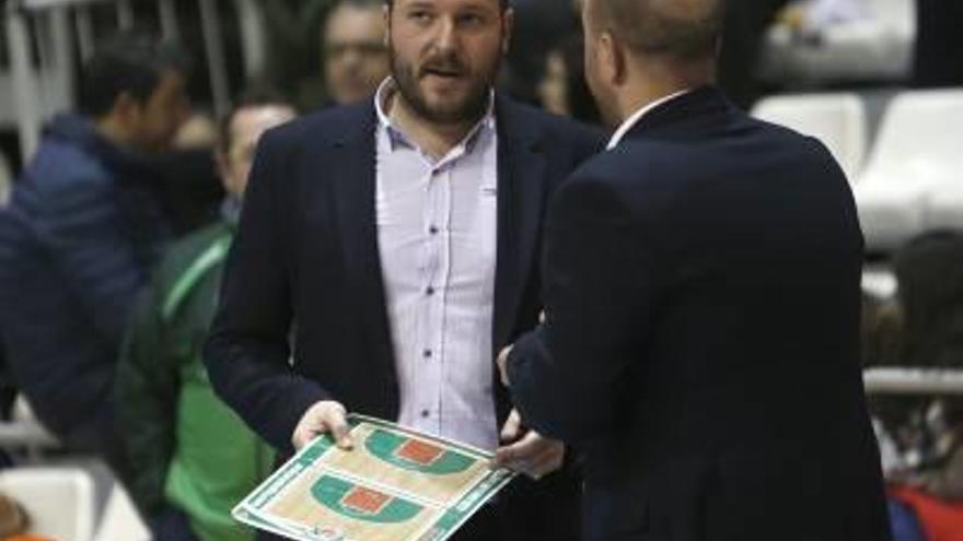 Toni Ten, con su pizarra, en un partido en el Ciutat.