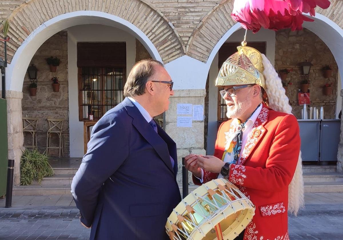 El consejero de Turismo junto a un judío coliblanco de Baena, durante su visita a la localidad este Miércoles Santo.