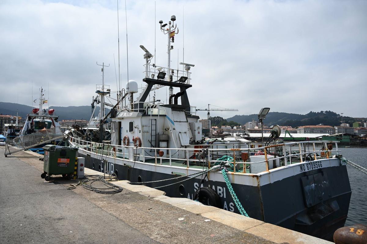 El «Sajabi», atracado en el puerto marinense.