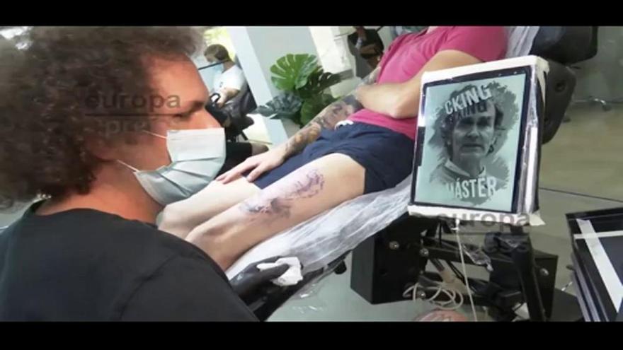 Vídeo viral: Llega el primer tatuaje con la cara de Fernando Simón