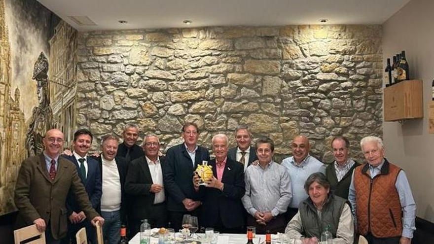 El psicoesteta Ramiro Fernández celebra 60 años de su salón en Oviedo rodeado de amigos