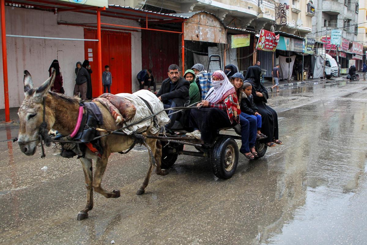 Ciudadanos palestinos abandonan Rafah ante el anuncio israelí de una posible invasión