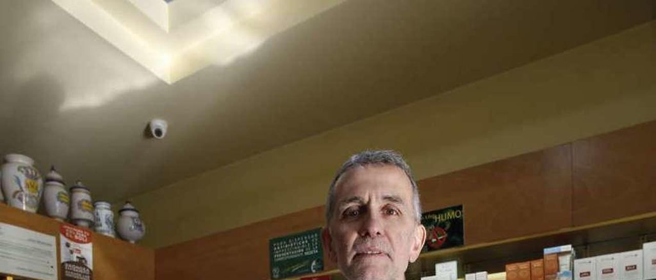 El avilesino Luis Alonso, en su farmacia de La Carriona.