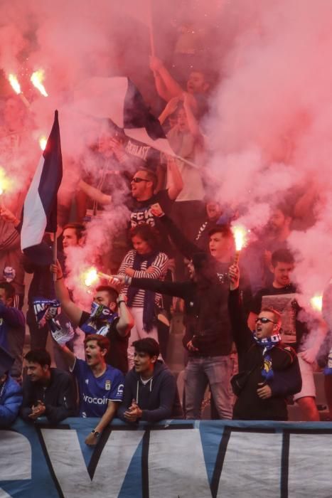 2.500 aficionados del Oviedo apoyan al equipo antes del derbi