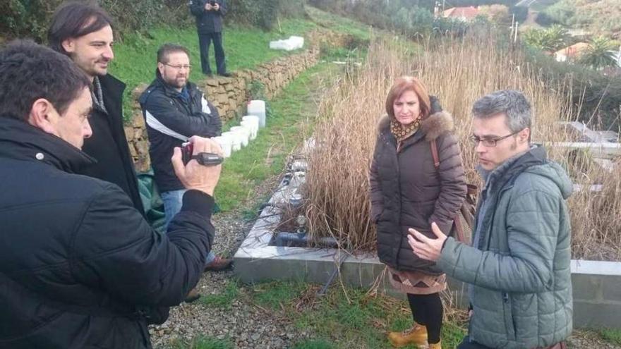 Vecinos y ediles conocieron ayer en A Coruña los mecanismos de una depuradora ecológica.