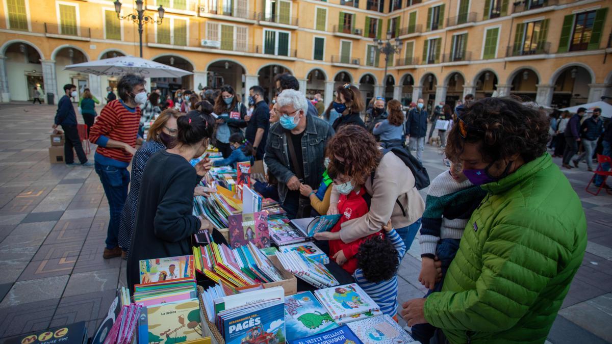 Sant Jordi arranca en Palma animado y con buen ritmo de ventas