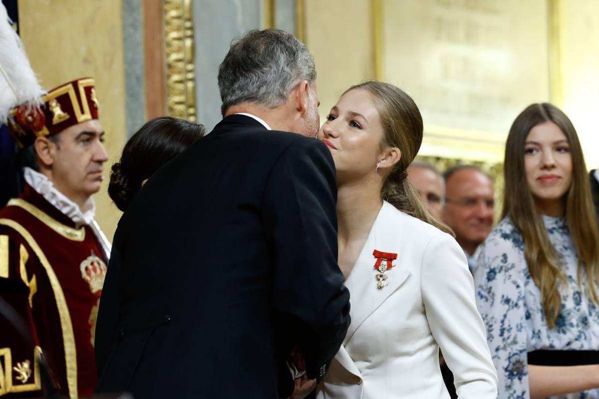 La princesa Leonor besa a su padre tras la jura de la Constitución