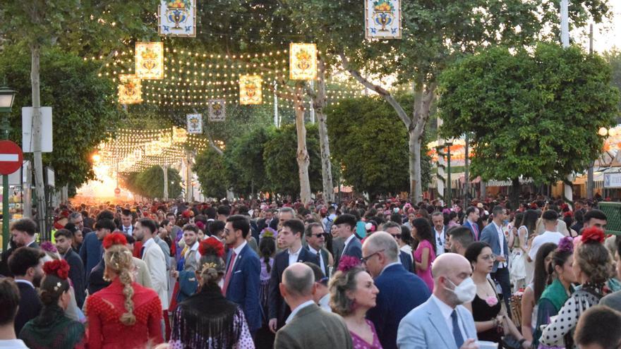 Los sevillanos toman en masa el Real en el que puede ser el último domingo de Feria