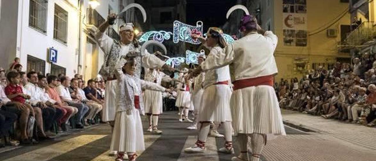 Imagen del recuperado Ball dels Laluradors en las calles de Ontinyent, este verano.