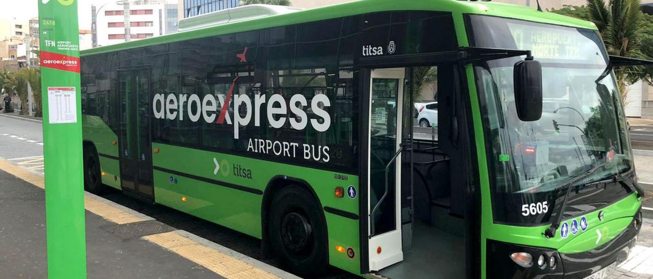 Una guagua del servicio Aeroexpress de Titsa.