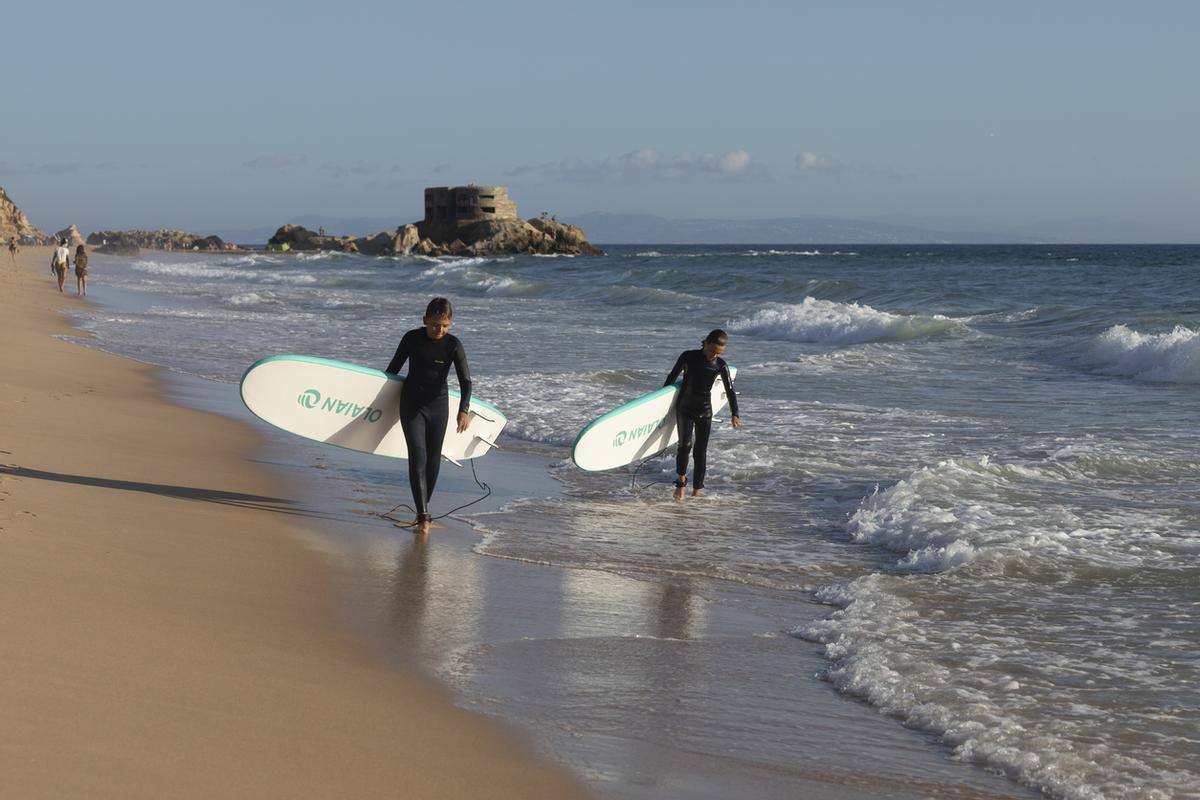 Niños haciendo surf en la playa de Zahara