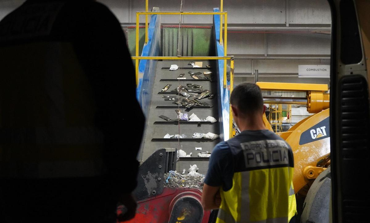Bolsas de pastillas y cocaína, y útiles para cocinar la droga, en una tolva camino del horno.