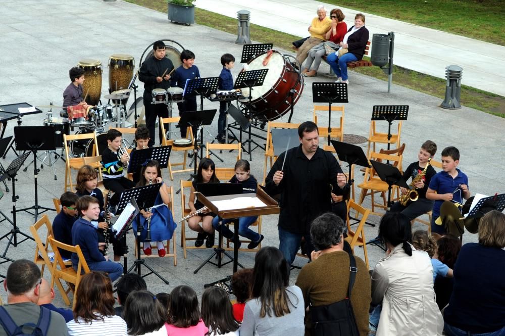 La explanada del Auditorio Municipal sirvió como escenario para la última actuación del curso de los alumnos de la Escola Municipal de Música "Bernardo del Río" de Vilagarcía