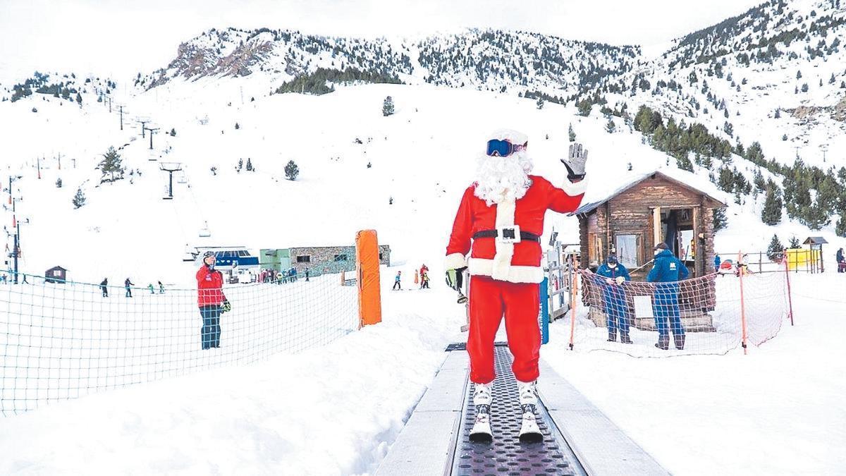 Papá Noel se desliza por las pistas de esquí de Aramón.