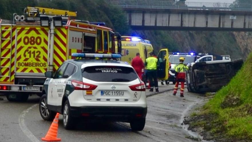 Dos heridas tras la salida de vía y el vuelco de una furgoneta en la salida sur a Ourense de la autovía A-52