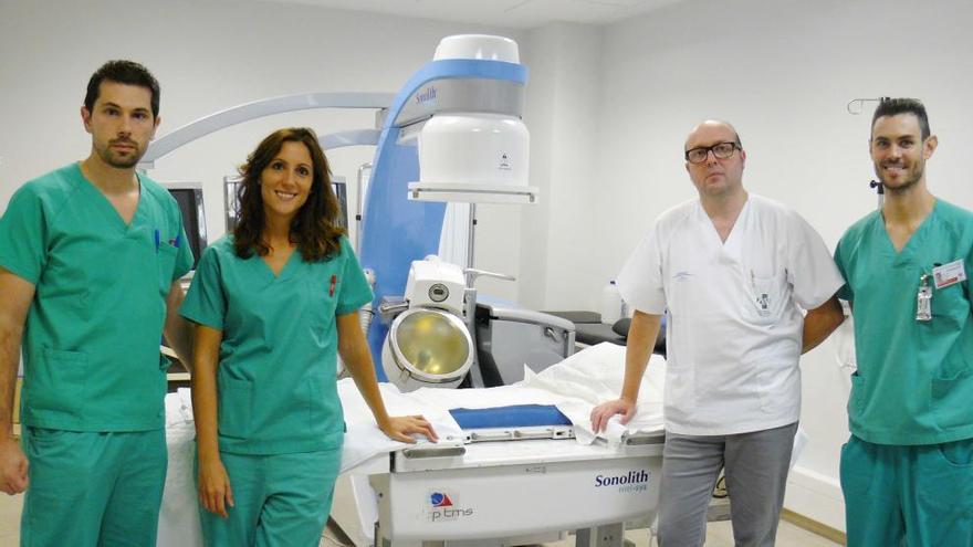 El dr. José Luis Palmero (de blanco), jefe clínico de la Unidad de Litotricia del Hospital de La Ribera, con parte de su equipo.