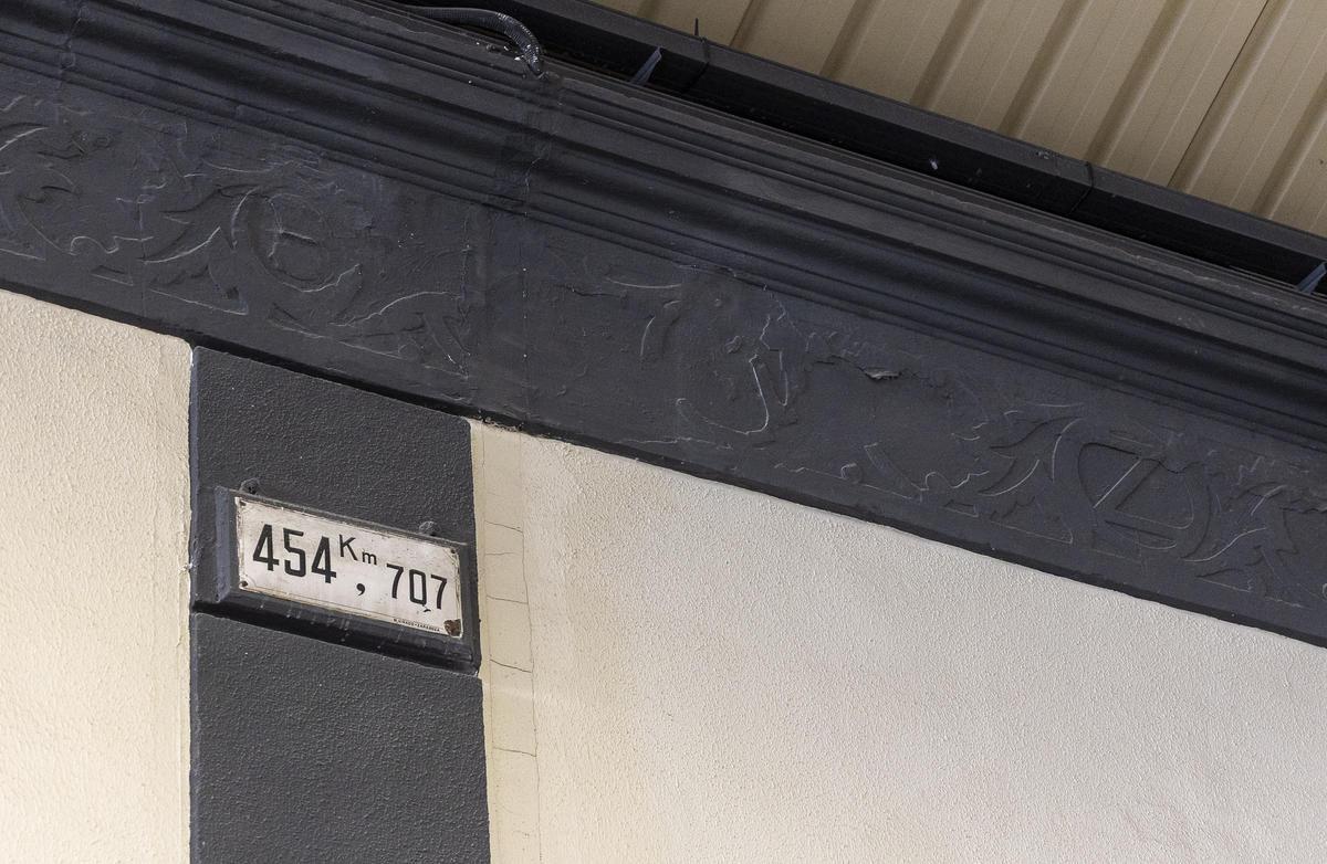 Detalle interior de la estación de tren de Alicante, con elementos antiguos que aún sobreviven.