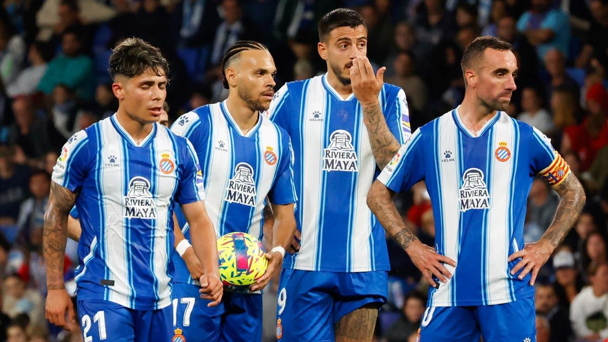 Melamed, Braithwaite, Joselu y Darder se lamentan durante el partido.