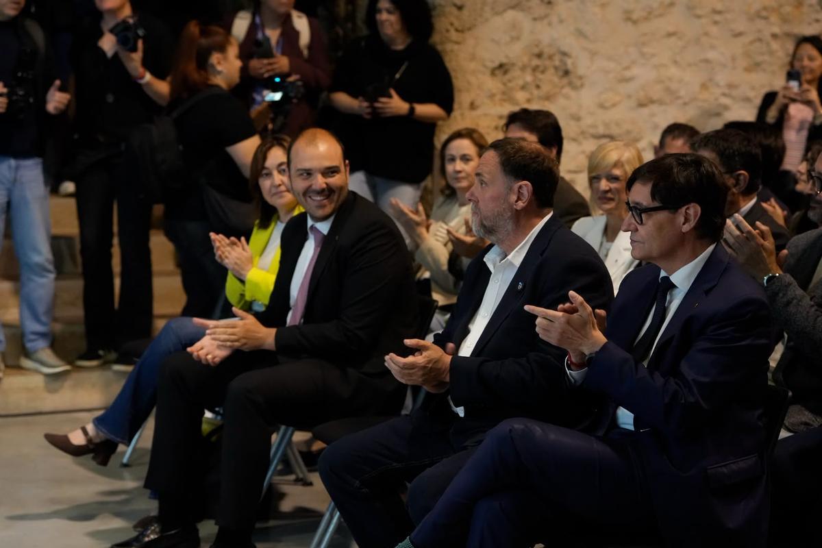 De izquierda a derecha, la consellera Paneque, el conseller de Presidència, Albert Dalmau, junto a Salvador Illa y Oriol Junqueras, en la Cava Centre de Sanr Sadurní donde se ha presentado el proyecto de la línea orbital ferroviaria.
