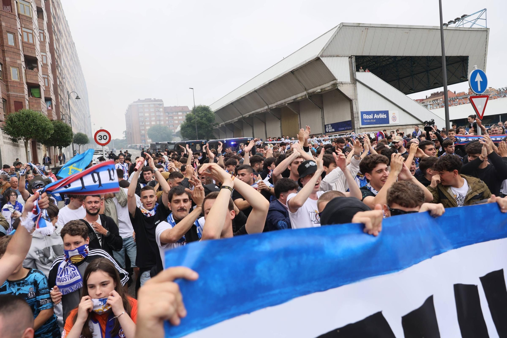 EN IMÁGENES: Avilés se tiñe de blanquiazul para la final por el ascenso ante el Rayo Majadahonda