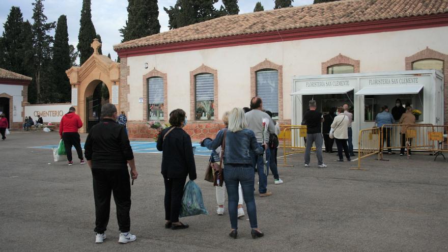 Atascos en los accesos del cementerio de San Clemente de Lorca