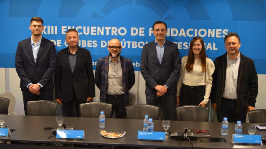 Toni Roselló, Urbano Medina, Roberto Fernández, Francisco Díaz, Sandra Muñoz y Antonio Rodríguez, ayer en Madrid.