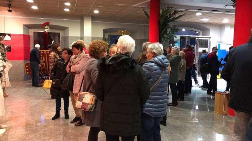 Visitantes en la exposición fotográfica.