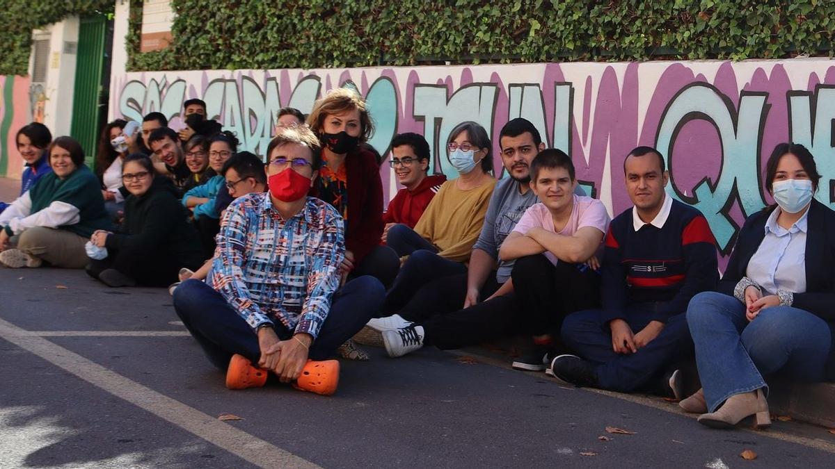 El colegio de Educación Especial La Panderola (en la imagen un grupo de sus alumnos tras pintar un mural) contará con más espacio para la atención de sus usuarios.