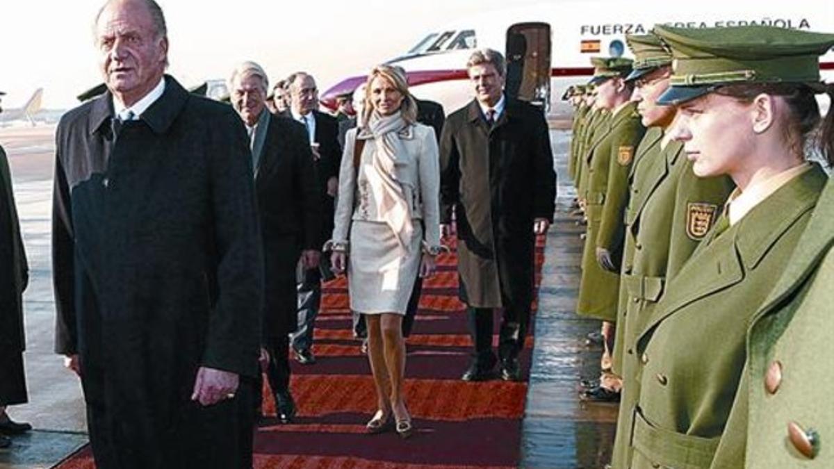 El rey Juan Carlos y, tras él, Corinna zu Sayn-Wittgenstein, en una visita del Monarca a Alemania en el 2006.