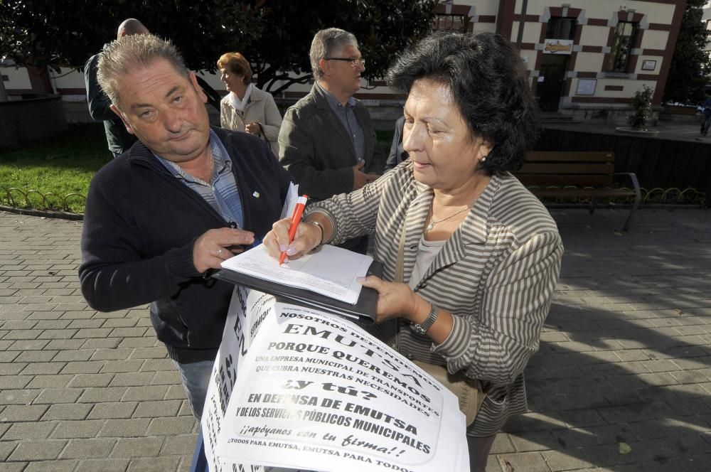 Recogida de firmas en Mieres en defensa de Emutsa