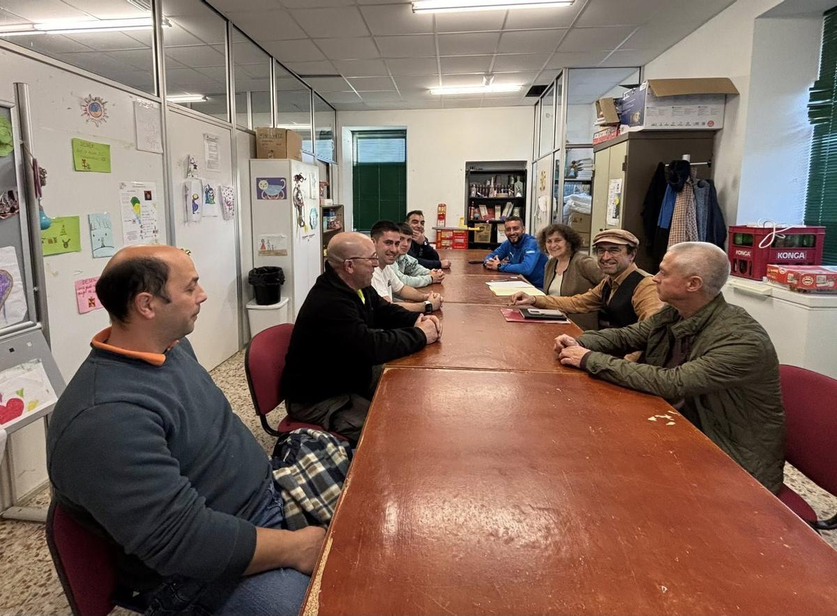 Xuntanza de Sanmartín e Domínguez cos veciños de Busto