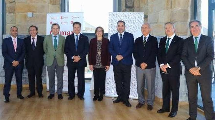 Los participantes en el encuentro, con Inmaculada Riera.