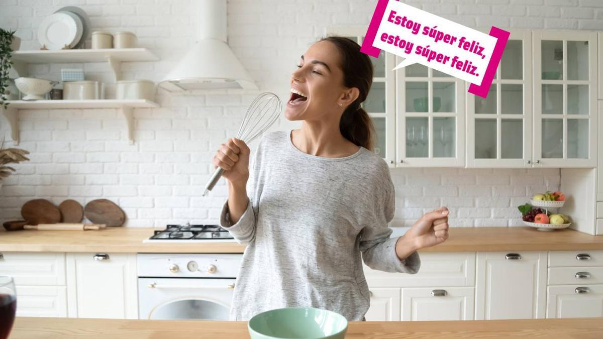 Mujer cantando en la cocina