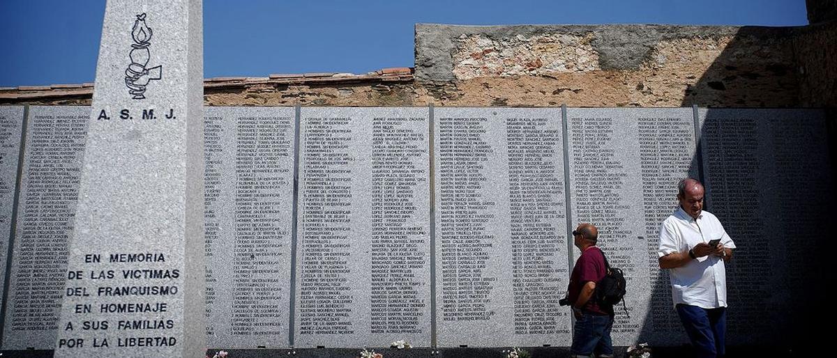 Monumento a los republicanos fusilados por el franquismo en Salamanca, con más de 1.200 nombres, erigido en el interior del cementerio de la ciudad. /