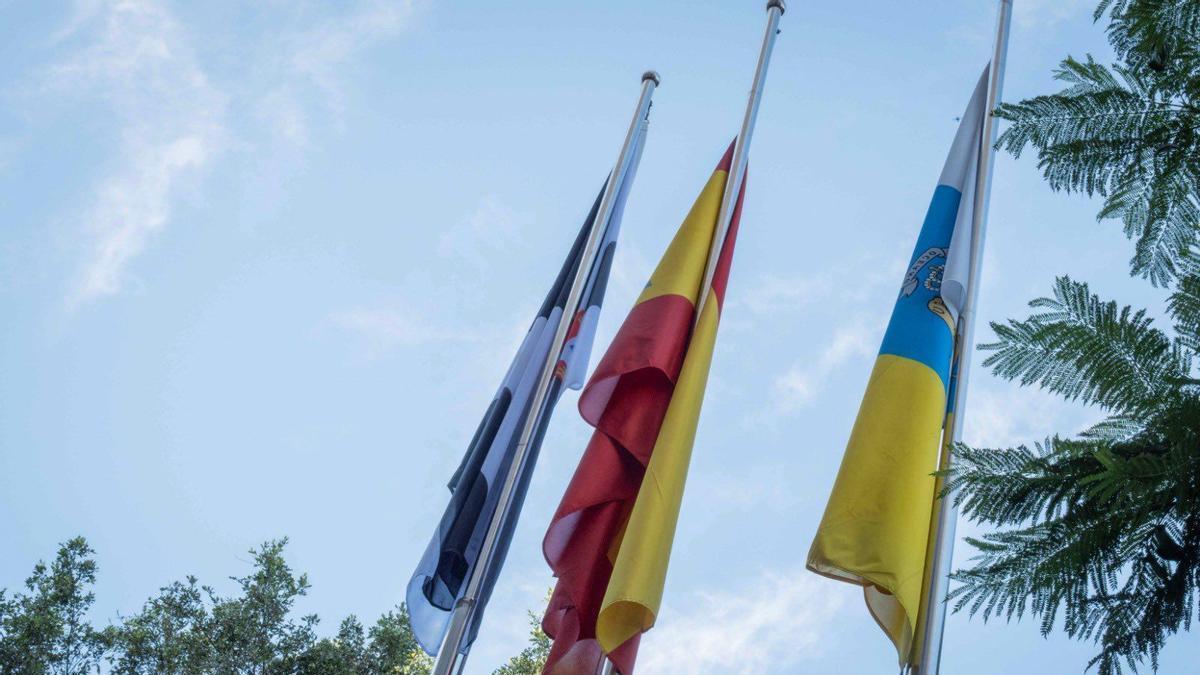 El Gobierno de Canarias ha izado este miércoles en su sede de Santa Cruz de Tenerife la bandera de Ceuta