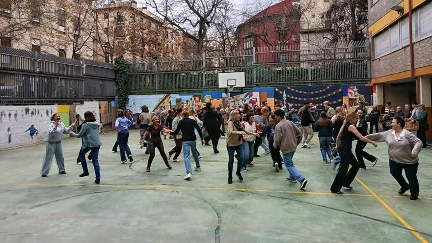 Los alumnos del IES Pedro de Luna bailan al son de la música de gaitas con estudiantes internacionales.