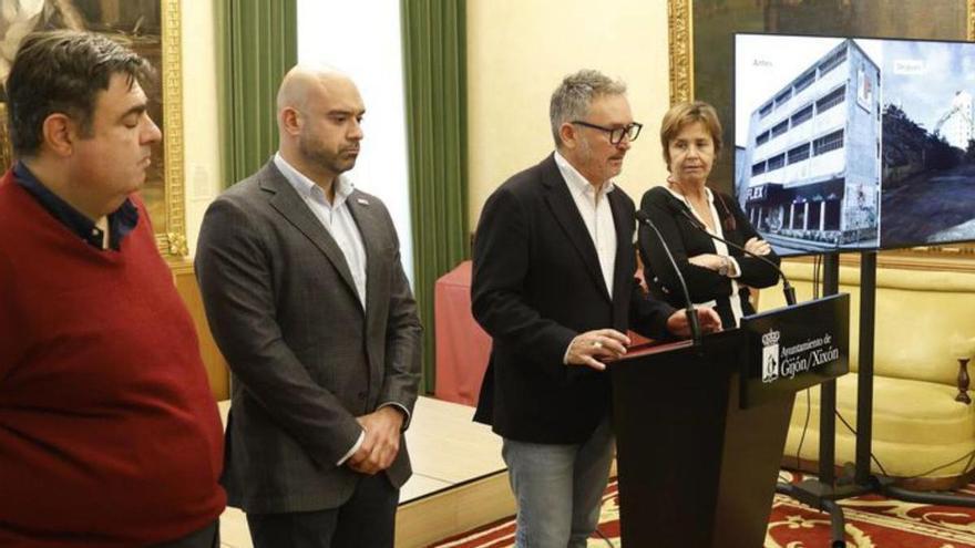 Carmen Moriyón, Gilberto Villoria y Jesús Martínez Salvador presentan la compra de Flex.  | MARCOS LEÓN / ÁNGEL GONZÁLEZ