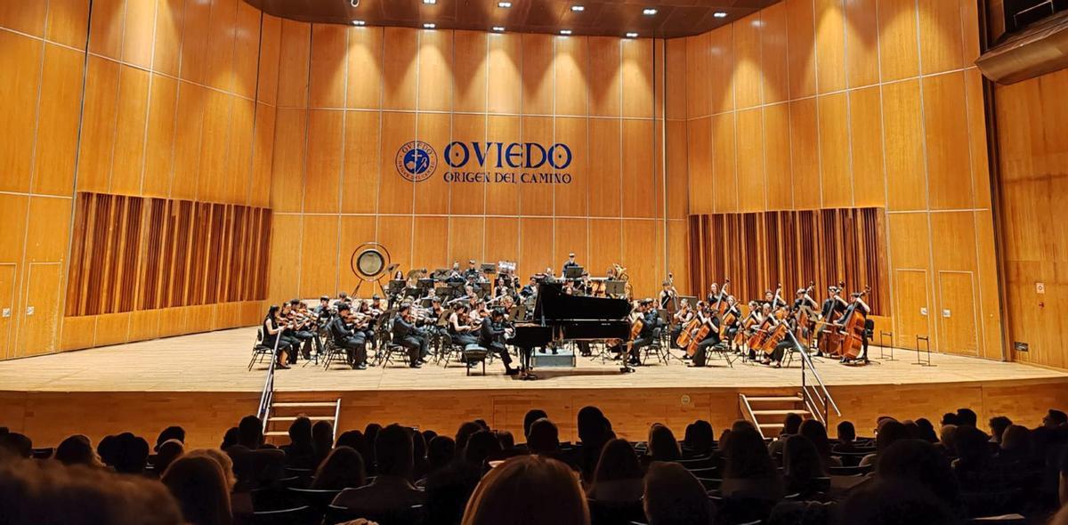 Juan Floristán, al piano, con la Joven Orquesta Sinfónica de Cantabria, dirigida por Óliver Díaz, ayer, en el Auditorio Príncipe. | LNE
