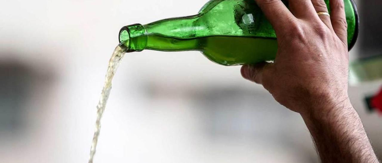 El escanciado de una botella de sidra natural.