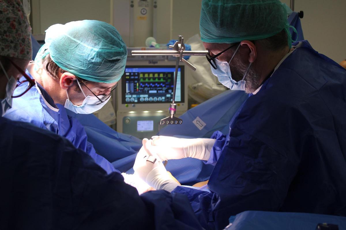 La cirugía innovadora para extraer una costilla con una sola incisión ya se practica en Elche en el Hospital del Vinalopó