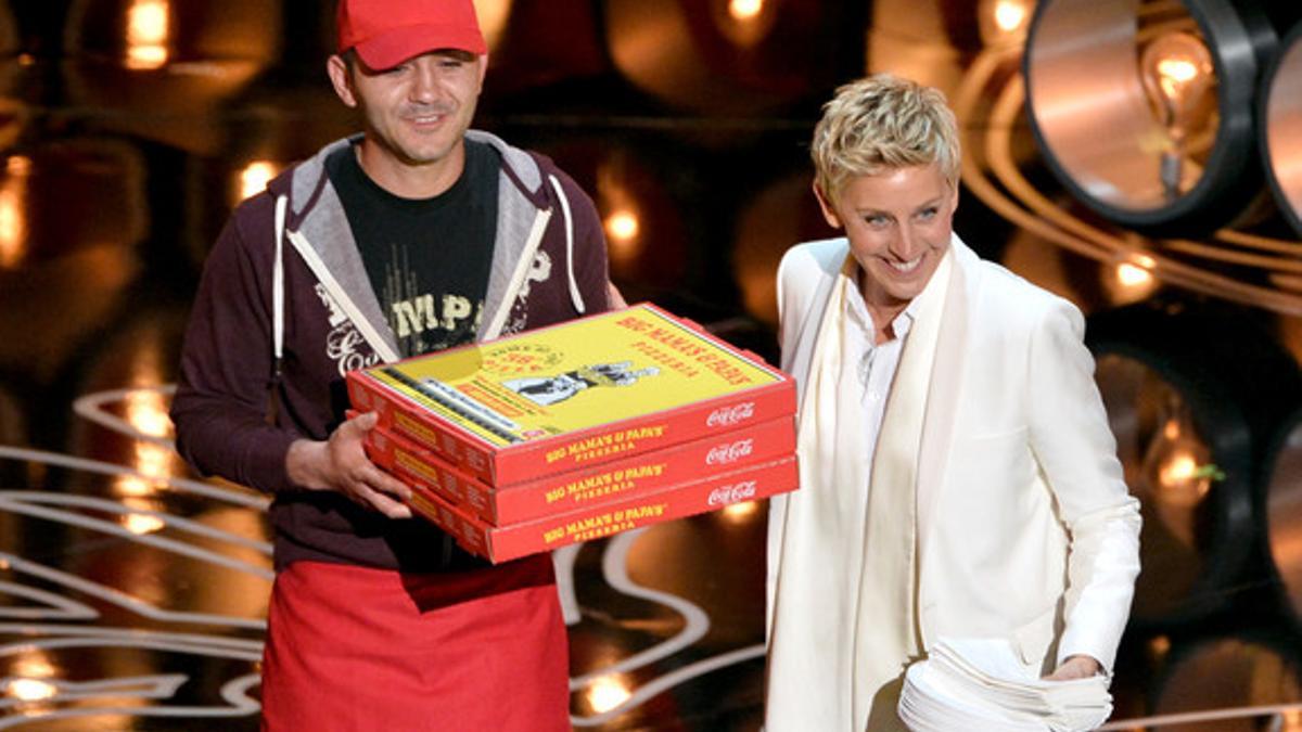 Ellen DeGeneres, junto al repartidor de pizzas, pregunta a los asistentes a la gala si tienen hambre.