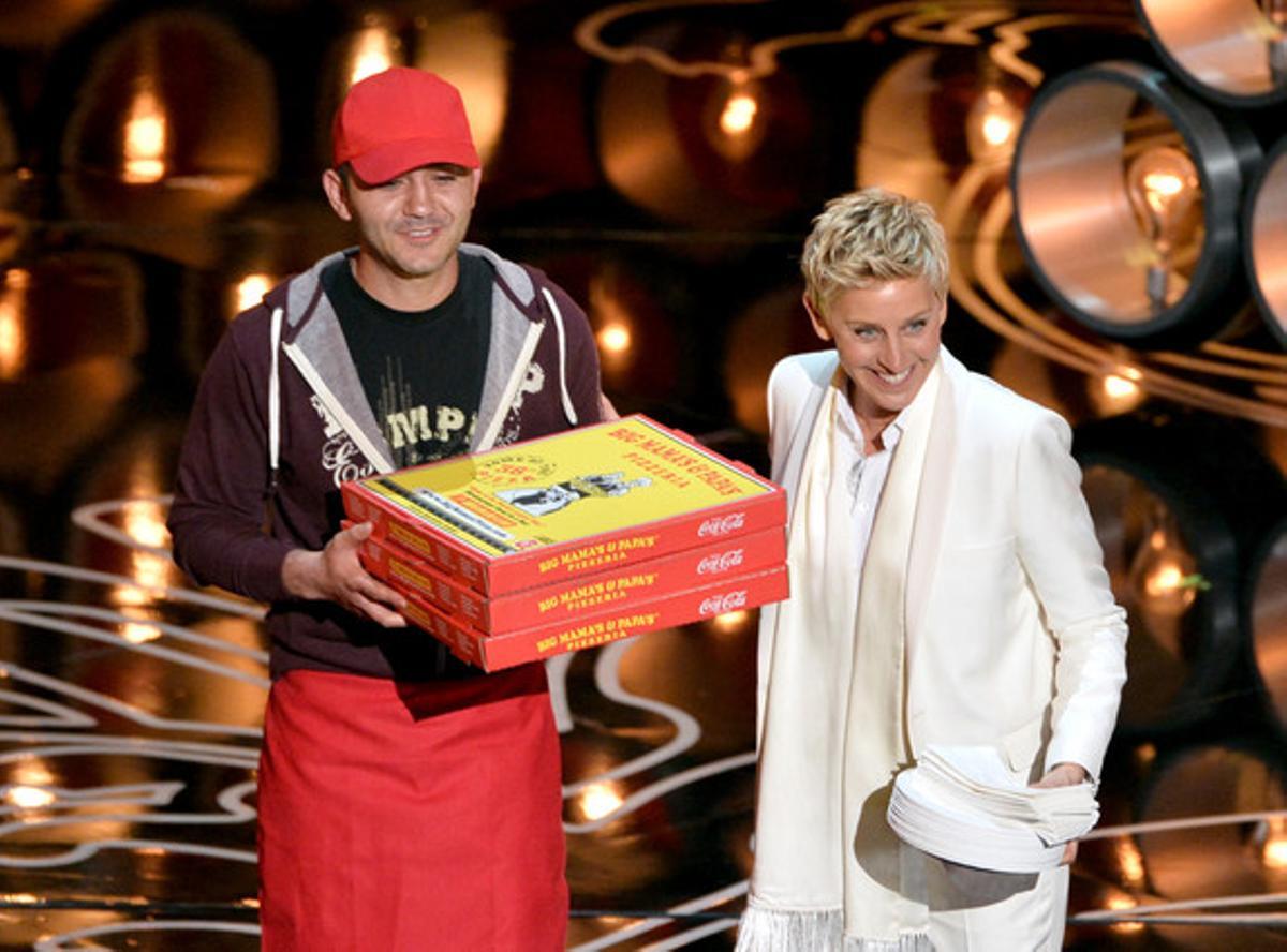 Ellen DeGeneres, amb el repartidor de pizzes, pregunta als assistents a la gala si tenen gana.
