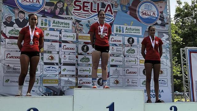 Ainnare García, en lo alto del podio, trs ganar el Descenso en Cadete K-1. | CEDIDA