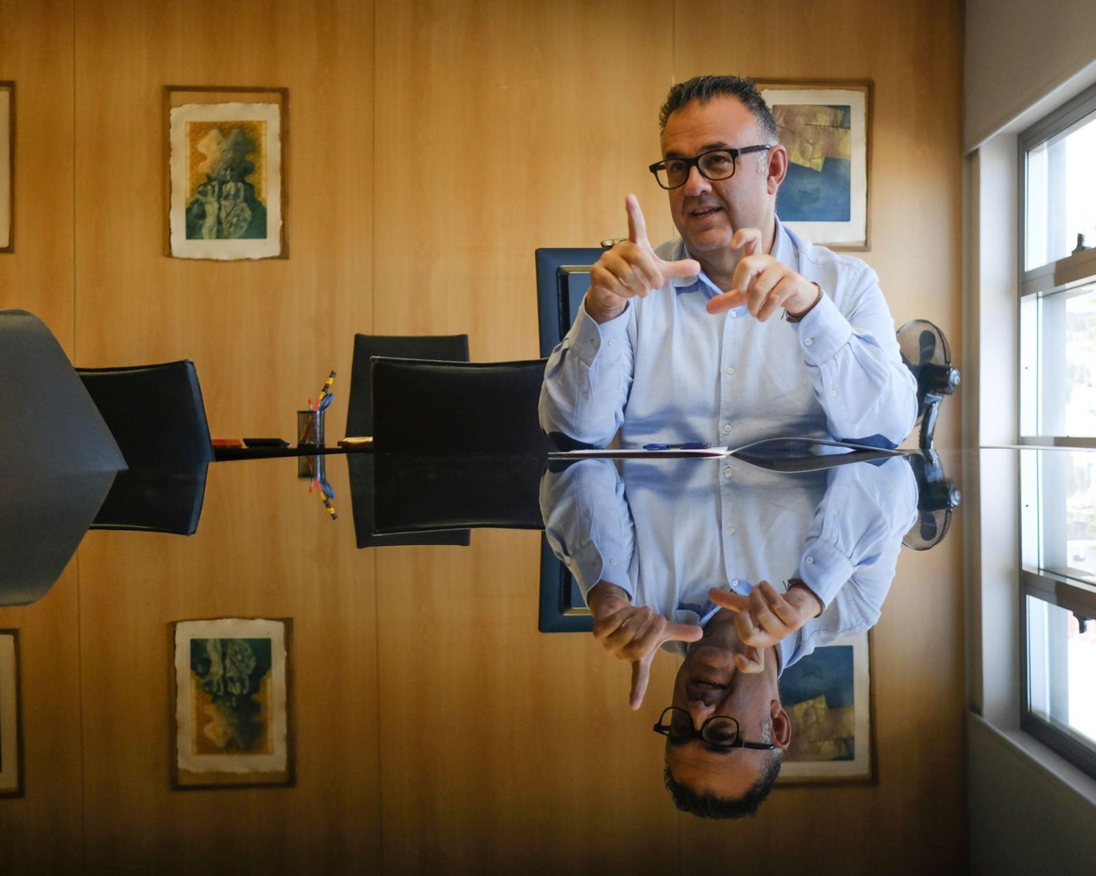 El director del Servicio Canario de la Salud (SCS), Conrado Domínguez, en la Consejería de Sanidad del Gobierno de Canarias. | | JOSÉ CARLOS GUERRA