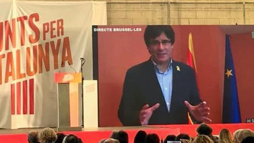 Puigdemont, en pantalla durant un acte de JxCat