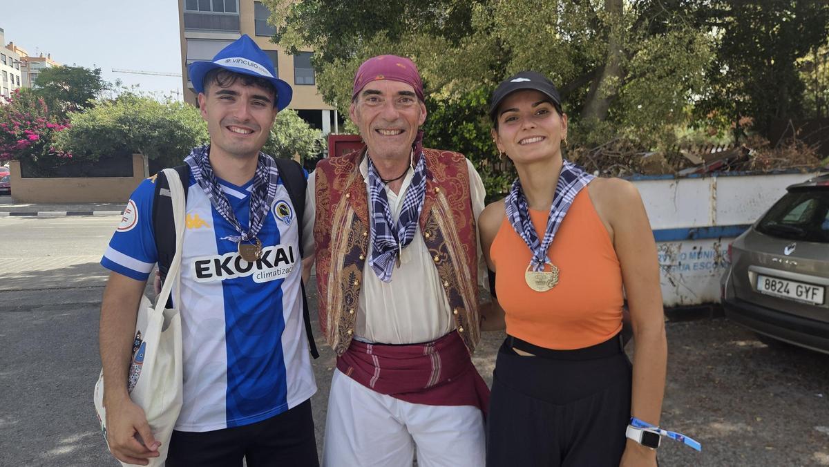 Vicente Novoa, impulsor de la quedada "runner" en Hogueras desde hace cuatro años, junto a sus hijos.