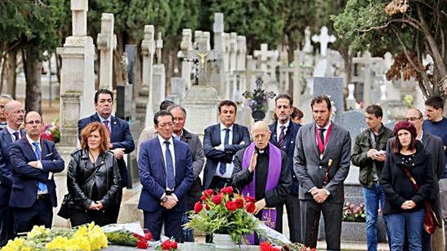 El alcalde de Valladolid, Óscar Puente, y el cardenal arzobispo Ricardo Blázquez, en el cementerio de Valladolid.